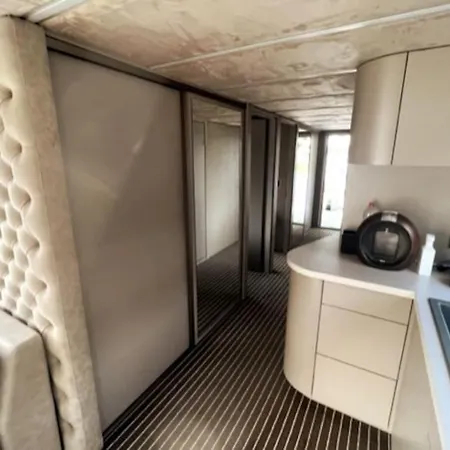 Luxus Hausboot Mit Jacuzzi Ботель