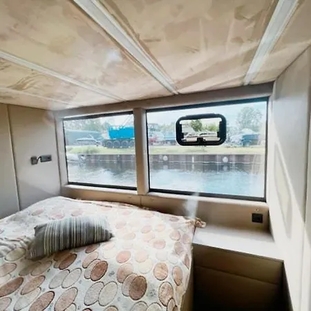 Luxus Hausboot Mit Jacuzzi