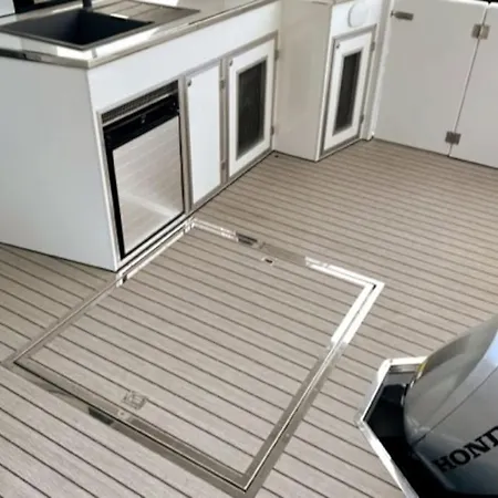 Luxus Hausboot Mit Jacuzzi Ботель