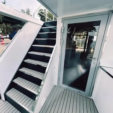 Luxus Hausboot Mit Jacuzzi Ботель *